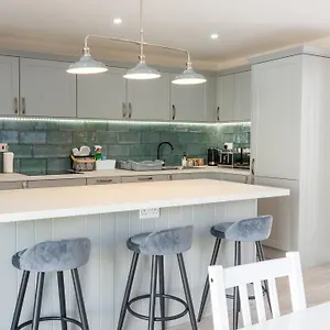  Holiday home Stylish 4 Bed, Newly Renovated In